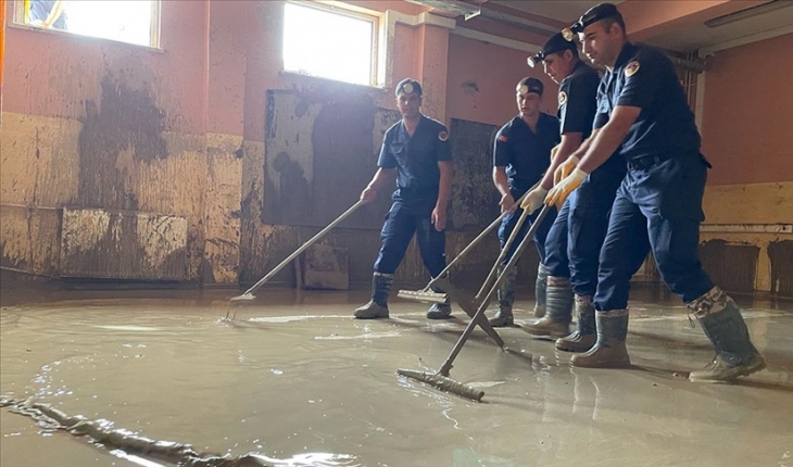 Bartın’da selden zarar gören okulları jandarma temizliyor