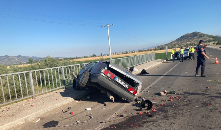Otomobil köprü bariyerlerine çarptı: 2 yaralı