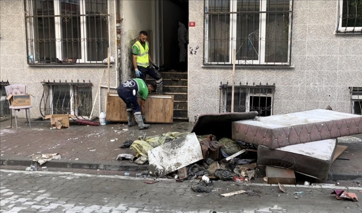 İstanbul'da su basan ev ve iş yerlerinde temizlik sürüyor