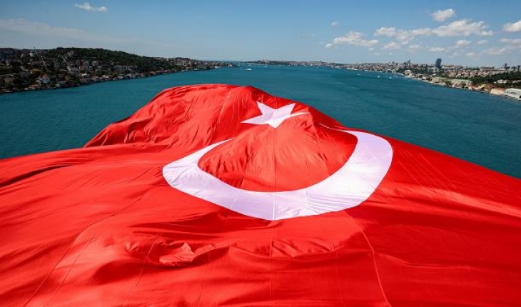 15 Temmuz Şehitler Köprüsü’ne dev Türk bayrağı asıldı