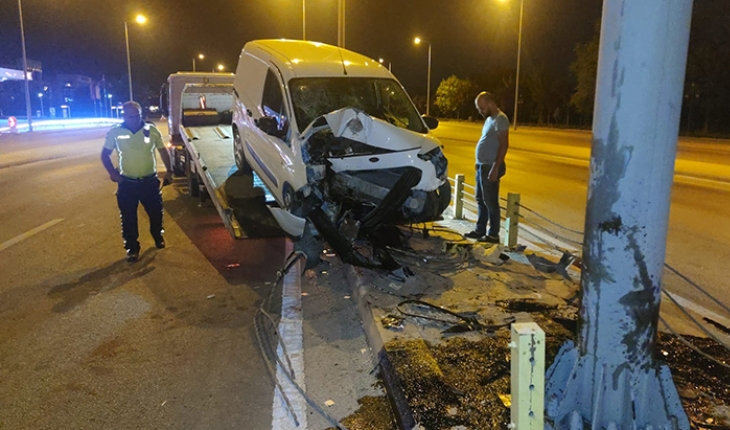 Direksiyon hâkimiyetini kaybeden araç refüjdeki direğe çarptı! 2 yaralı