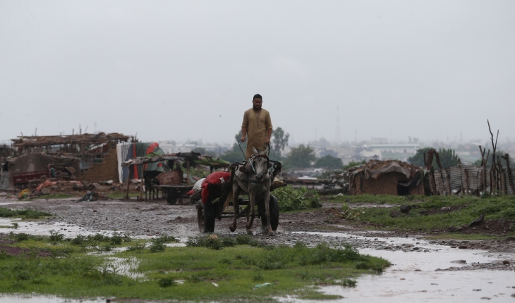 Pakistan’da etkili muson yağmurları Afgan mültecilerin hayatını zorlaştırıyor