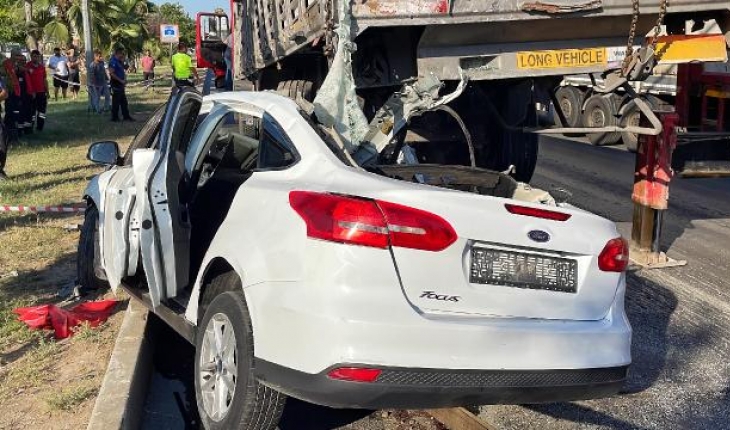Otomobil tıra çarptı: 4 ölü