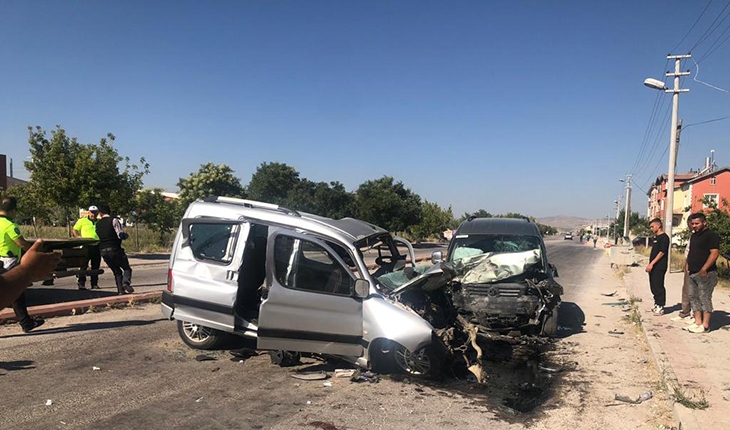 Konya’da iki hafif ticari araç çarpıştı: 2’si ağır 5 yaralı