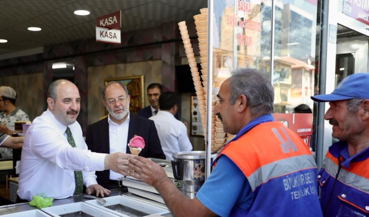 Bakan Mustafa Varank'tan Erzurum'da vatandaşlara dondurma ikramı