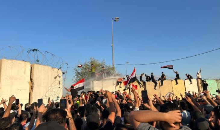 Irak’ta Sadr destekçileri parlamentoyu bastı