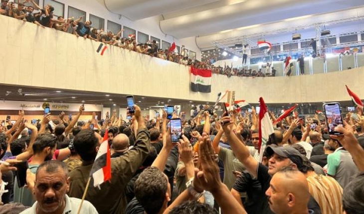 Irak parlamentosunu basan protestocular Sadr'ın çağrısı üzerine geri çekildi