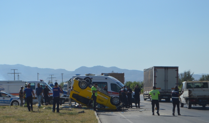 Kamyonla çarpışan ticari taksideki 4 kişi yaralandı