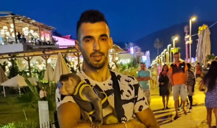 Maymununu parayla sevdirince KGYS kameralarına takıldı