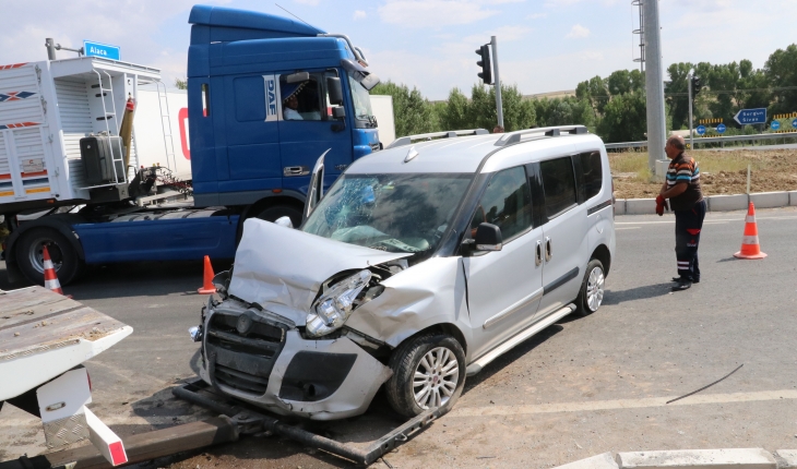 Hafif ticari araç ile otomobil çarpıştı: 6 yaralı
