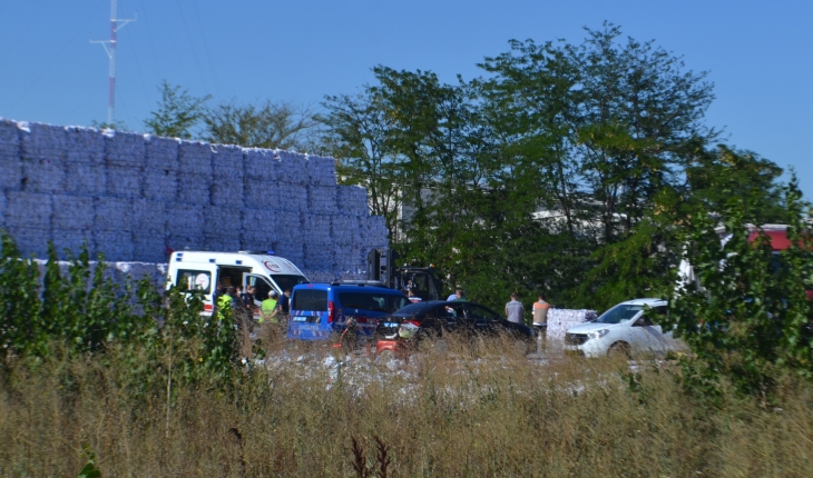 Kağıt balyaların arasında sıkışmış erkek cesedi bulundu