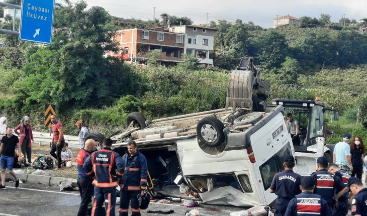 Minibüs ile hafif ticari araç çarpıştı: 16 yaralı