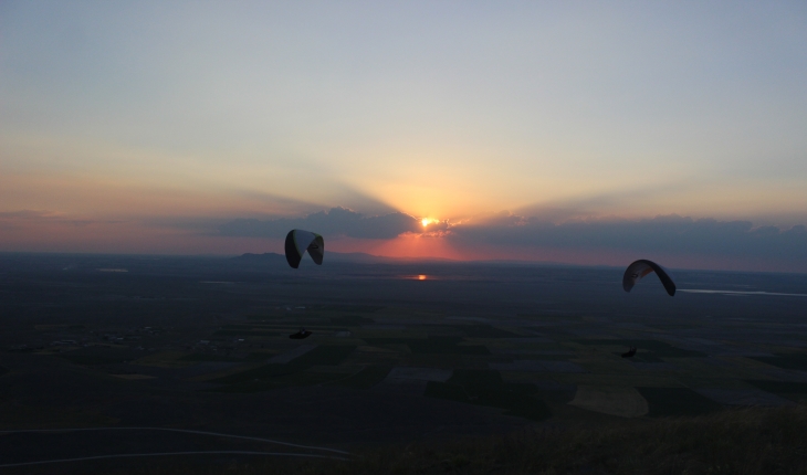 Karapınar'da paraşütçüler gün batımında güzel görüntüler oluşturdu