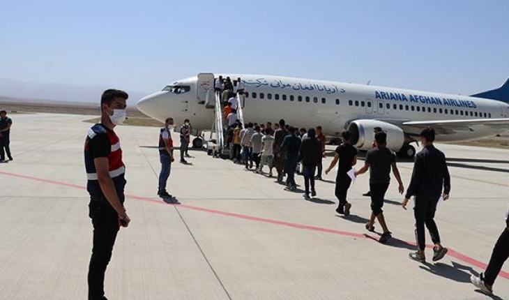 Afganistan uyruklu 136 düzensiz göçmen ülkelerine gönderildi