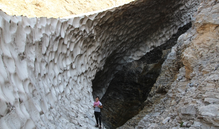 Bunaltıcı sıcakta Mereto Dağı eteğindeki kardan tünellerde serinliyorlar