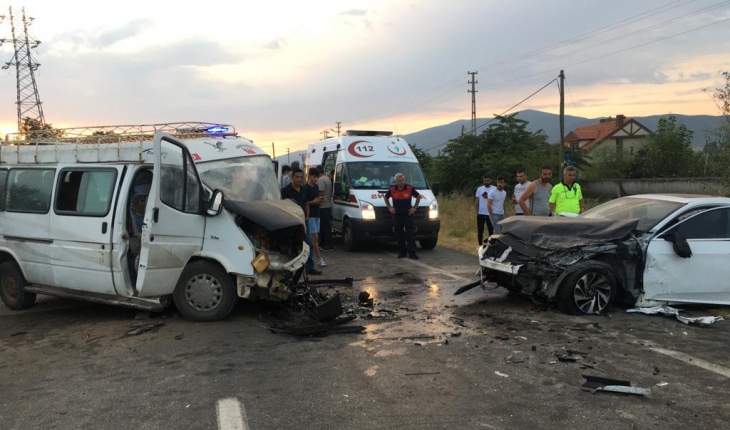 Tarım işçilerini taşıyan minibüs ile otomobil çarpıştı: 20 yaralı