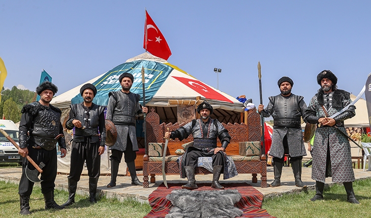 Konya'dan getirilen özel kıyafetlerle Sultan Alparslan'ı temsil ediyorlar