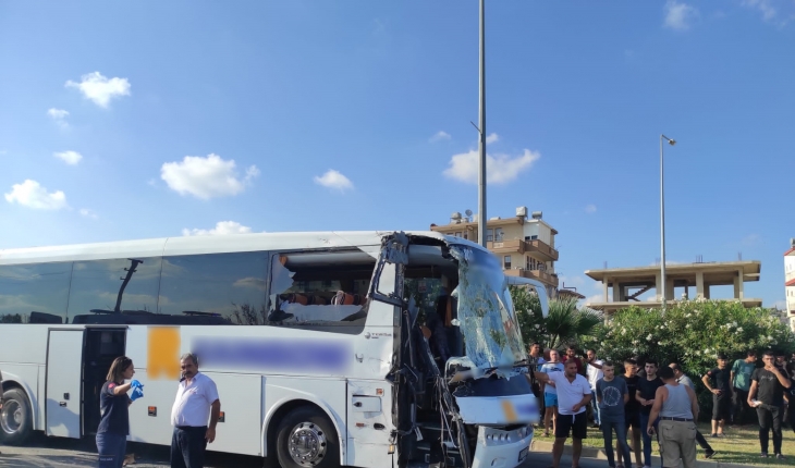 Tur otobüsü yolcu indiren servise çarptı