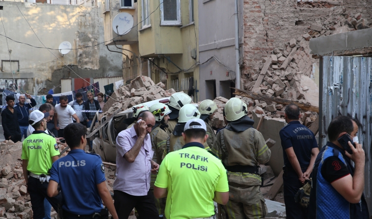 Beyoğlu’nda 4 katlı metruk binanın duvarı çöktü