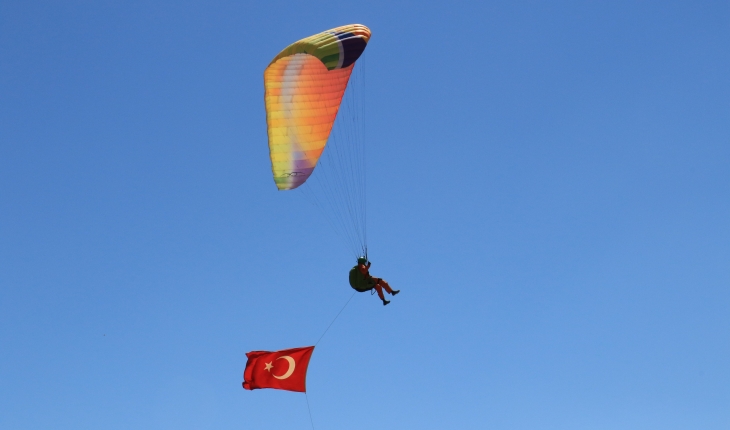Gökyüzü paraşütçülerle doldu, Zafer Bayramı havada bayraklar açılarak kutlandı