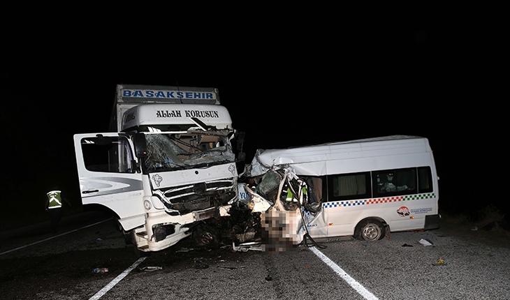 Kamyon ile minibüs çarpıştı: 7 ölü, 9 yaralı