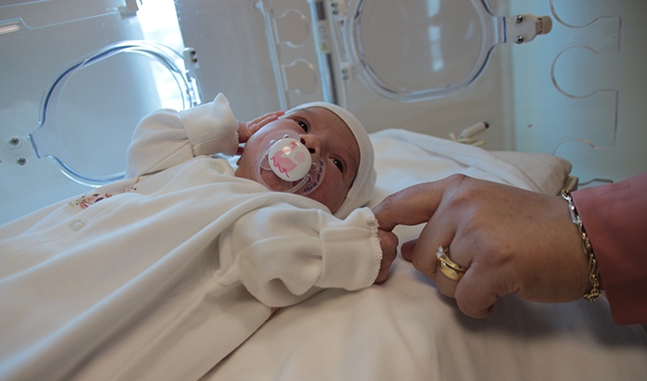 Yemek borusu nefes borusuna yapışık ve kapalı doğan bebeğe “hayat“ operasyonu