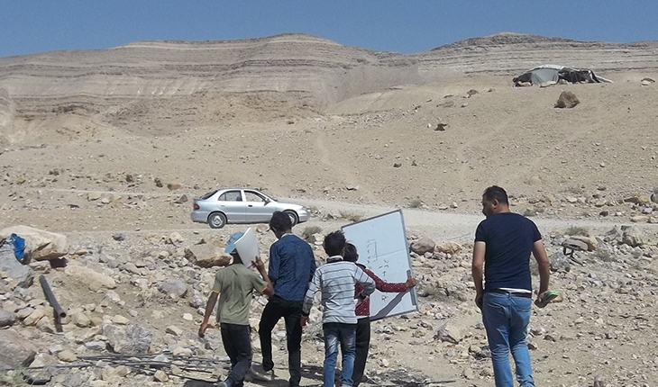 Ürdünlü gönüllü öğretmen okuldan mahrum çocuklara ışık oluyor