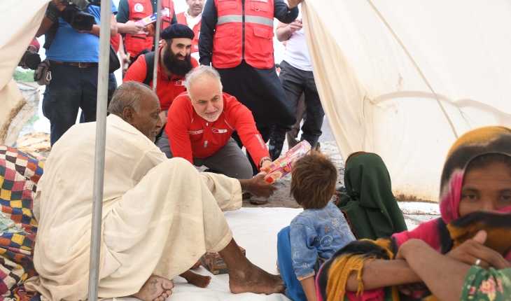 Türk Kızılay Genel Başkanı Kınık, Pakistan'daki yardım çalışmalarını inceledi