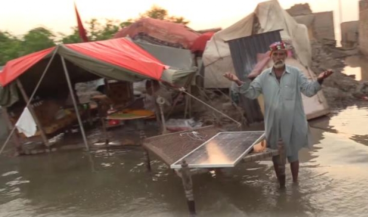 Pakistan'da sel nedeniyle 10 milyon kişi yerinden oldu
