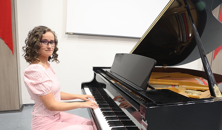 Müzikle hayata bağlanan genç kız kanseri yenerek EKPSS'de birinci oldu