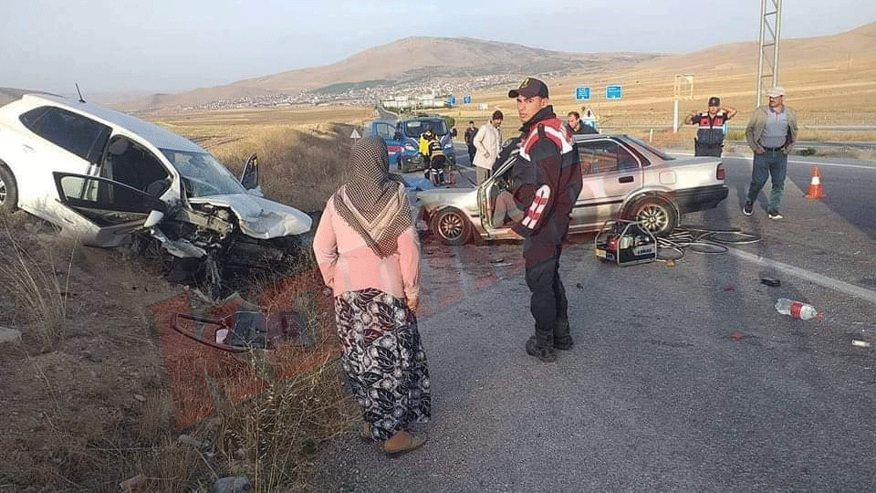Konya’da otomobiller kafa kafaya çarpıştı: 5 ölü, 2 ağır yaralı