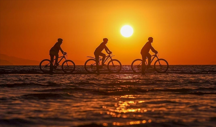 Van Gölü'nde oluşan adacıklarda bisiklet sürerek su seviyesinin düşmesine dikkat çektiler