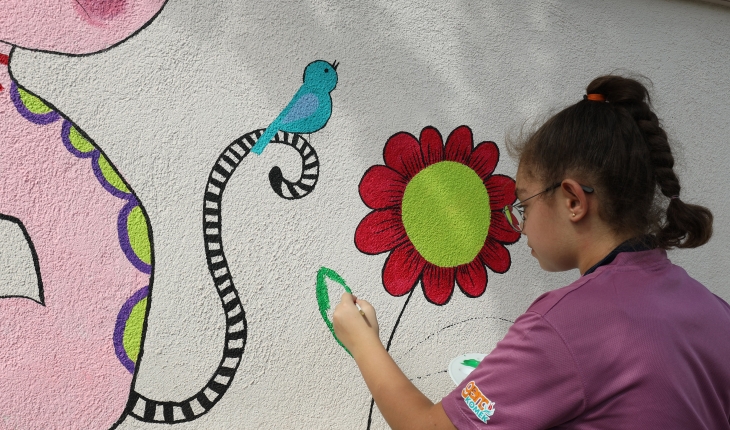 Genç KOMEK öğrencileri Büyükşehir Hayvan Bakımevi’ni renklendirdi