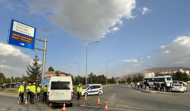 Servis araçları çarpıştı, 6 askeri personel ile 4 öğretmen yaralandı
