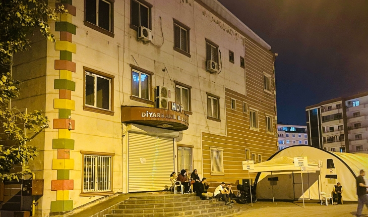 HDP Diyarbakır il binası kaçak kat nedeniyle mühürlendi