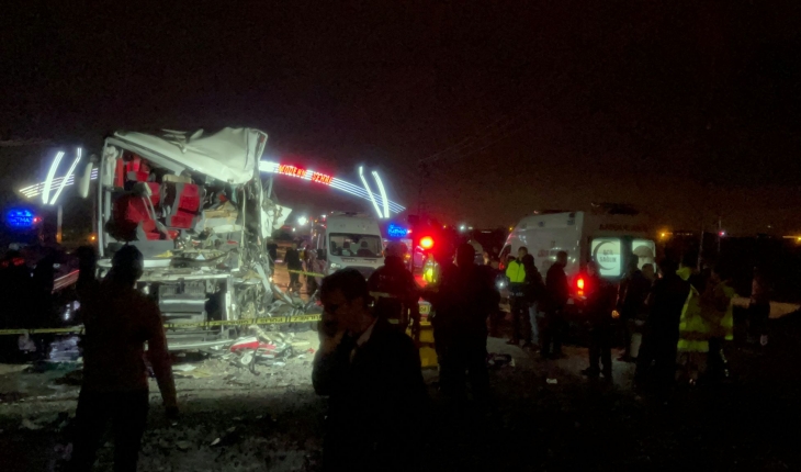 Tır ile yolcu otobüsü çarpıştı: 1 ölü, 22 yaralı