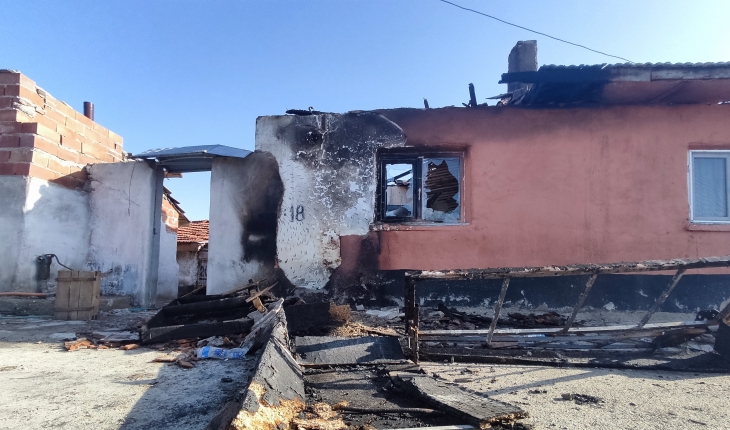 Alacak verecek meselesi nedeniyle 2 akrabasının evlerini ateşe verdi