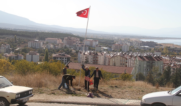 Beyşehir'de Bartın'daki maden şehitlerinin anısına Türk bayrağı asıldı