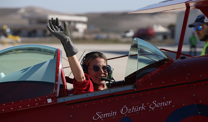 Kadın akrobasi pilotu Cumhuriyet'in 99. yaşını özel uçuşuyla kutladı