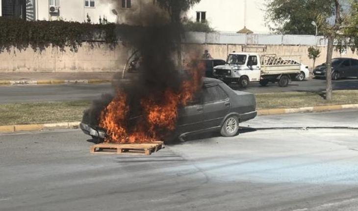 Satış için notere götürmeye hazırlandığı otomobil yandı