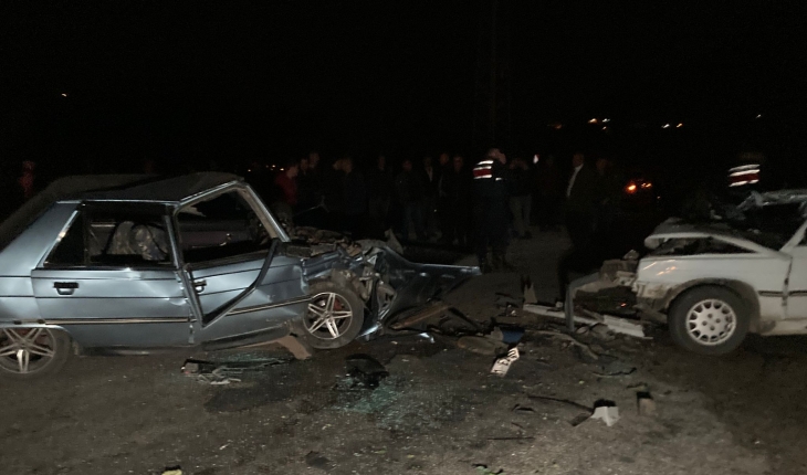 2 otomobilin çarpıştığı kazada 2 kişi öldü, 5 kişi yaralandı
