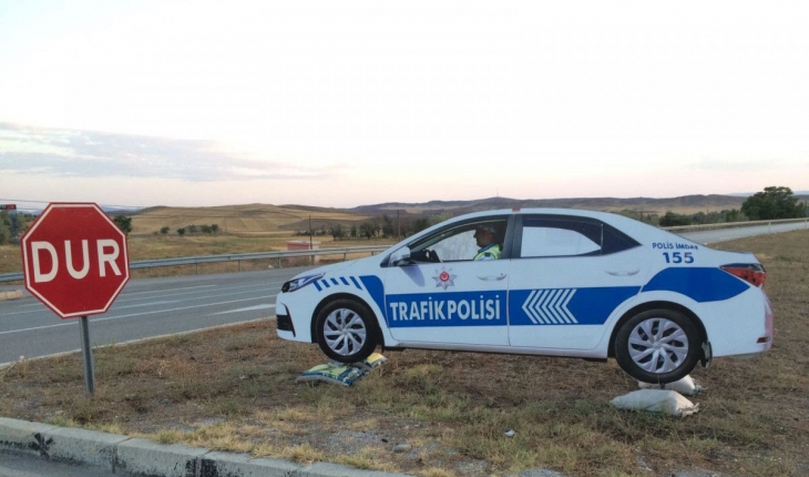 Maket polis aracını gerçek sanıp kaçan 3 kişi uyuşturucuyla yakalandı