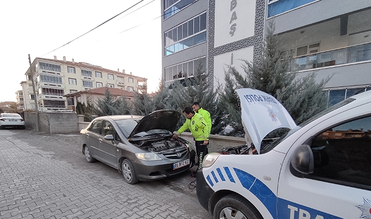 Konya’da aküsü biten sürücünün yardımına polis yetişti