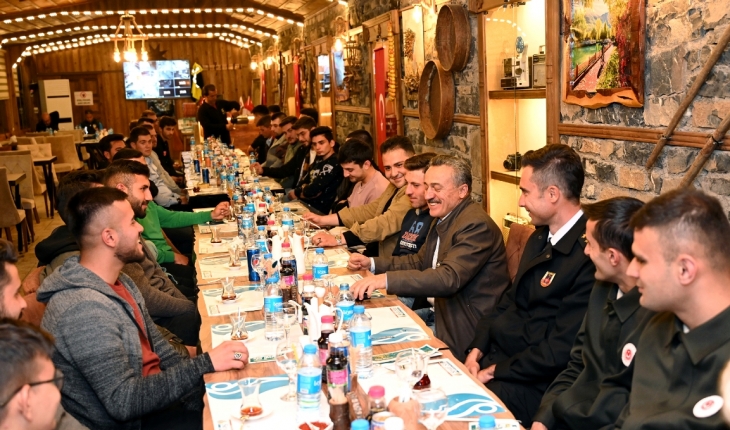 Başkan Tutal, askere gidecek gençlerle yemekte buluştu