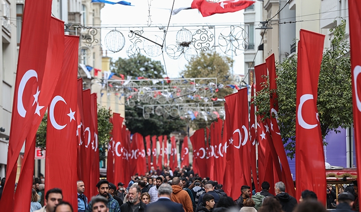 İstiklal Caddesi Türk bayraklarıyla donatıldı