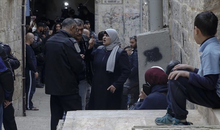 İsrail işgal altındaki Batı Şeria'da Filistinli bir aileyi zorla evinden çıkardı