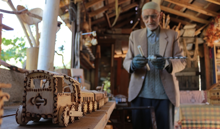 Oyuncak sevgisini evinin bahçesinde kurduğu atölyede yaşatıyor