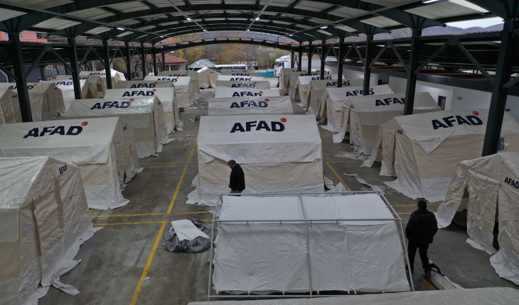 Düzce'de AFAD görevlileri, jandarma komandoların yardımıyla deprem çadırı kurdu