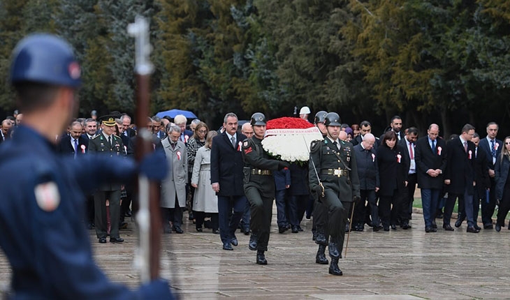Milli Eğitim Bakanı Özer, öğretmenlerle Anıtkabir'i ziyaret etti