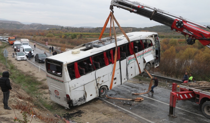 Yolcu otobüsü devrildi: 1'i ağır 10 yaralı